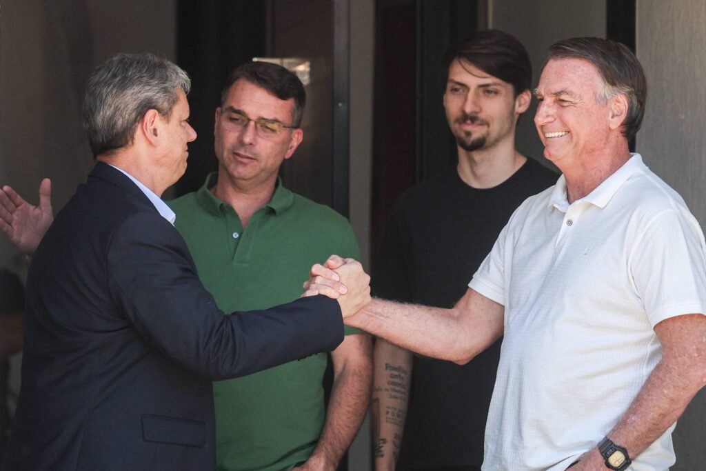 Tarcísio visita Bolsonaro em prisão domiciliar e dirá que tentará reeleição em 2026
