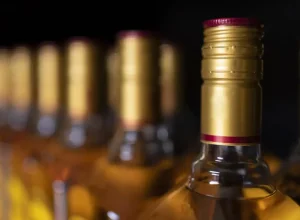 DF apreende quase 900 litros de bebidas adulteradas em 2025 e autua 161 estabelecimentos
