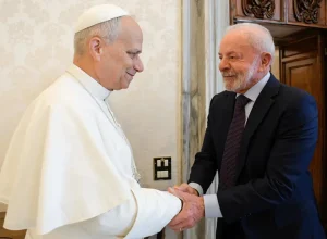 Lula se encontra com o papa Leão XIV no Vaticano e convida pontífice para a COP30