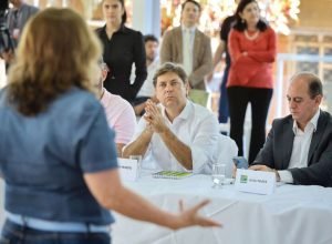 Bruno Peixoto em reunião com a Seduc/Foto Divulgação