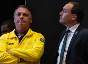 bolsonaro e carlos em ato em brasília