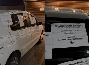 carro-coberto-com-avisos-apos-estacionar-em-vaga-exclusiva-de-loja-em-goiania