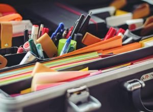 Post sobre entrega de materiais escolares recebeu diversos protestos / Foto: reprodução - Unsplash